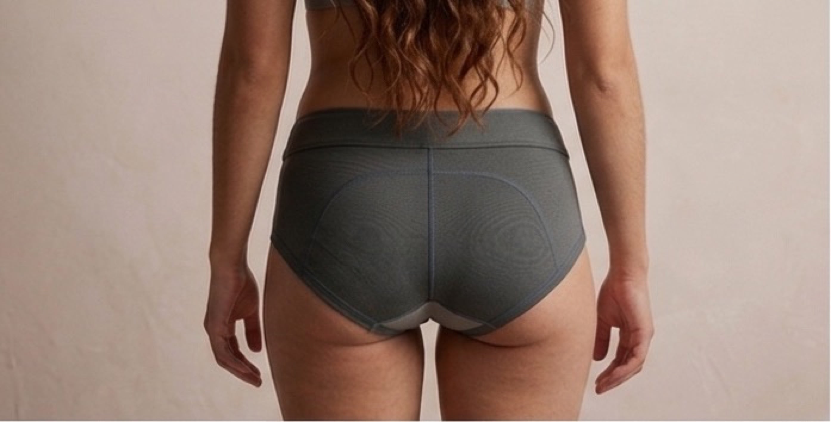 Vista traseira reta mostrando o painel de costura traseira desenhado tecnicamente